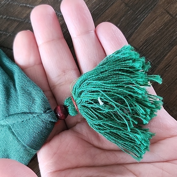 NWOT Beautiful hand embroidered table runner - Picture 4 of 6